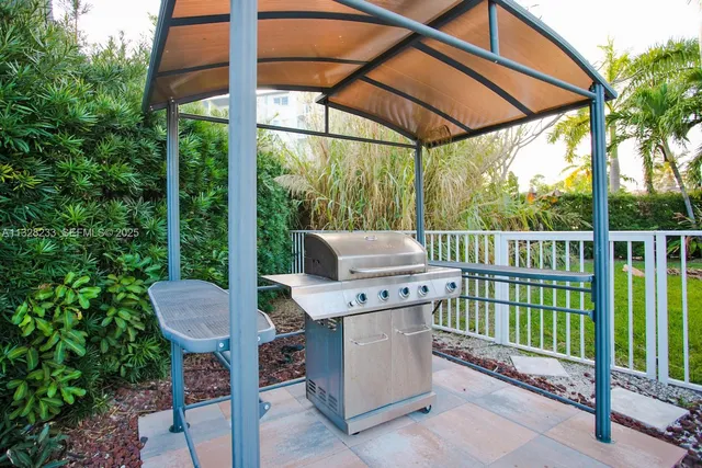 $9,000 | 809 South 17th Avenue, Hollywood, FL 33020