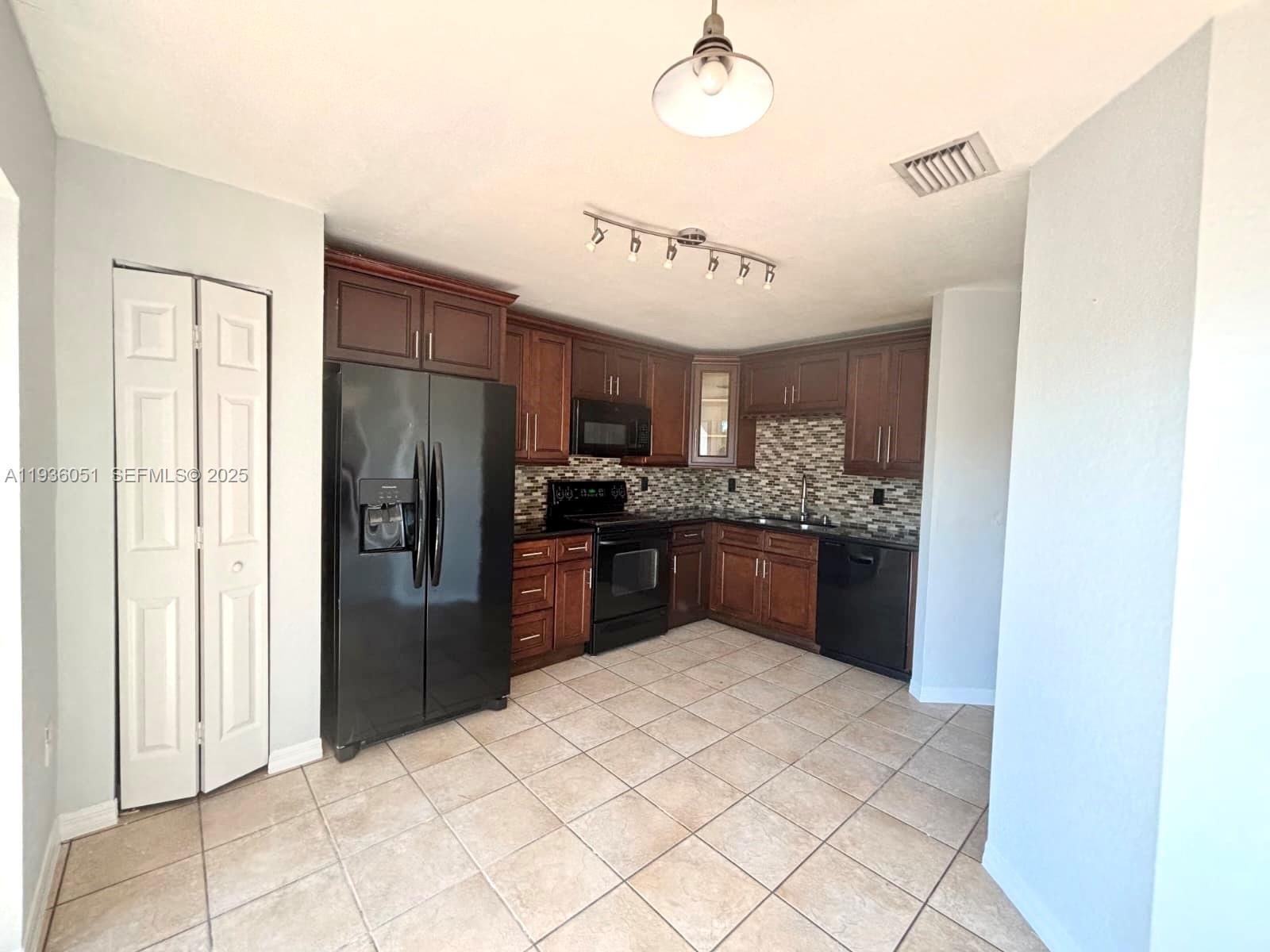 16276 Southwest 75th Street Miami, FL 33193 - Photo 7 of 38