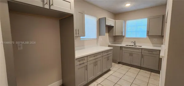 $2,400 | 800 Southwest 10th Avenue, Unit 800, Hallandale Beach, FL 33009