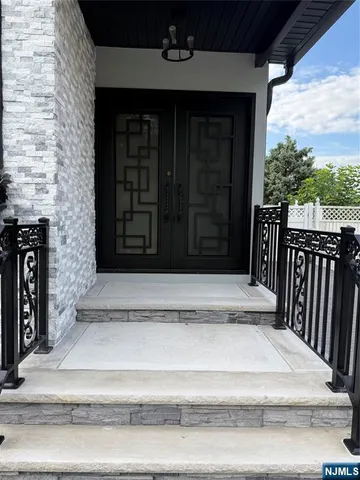 a view of entryway with a front door