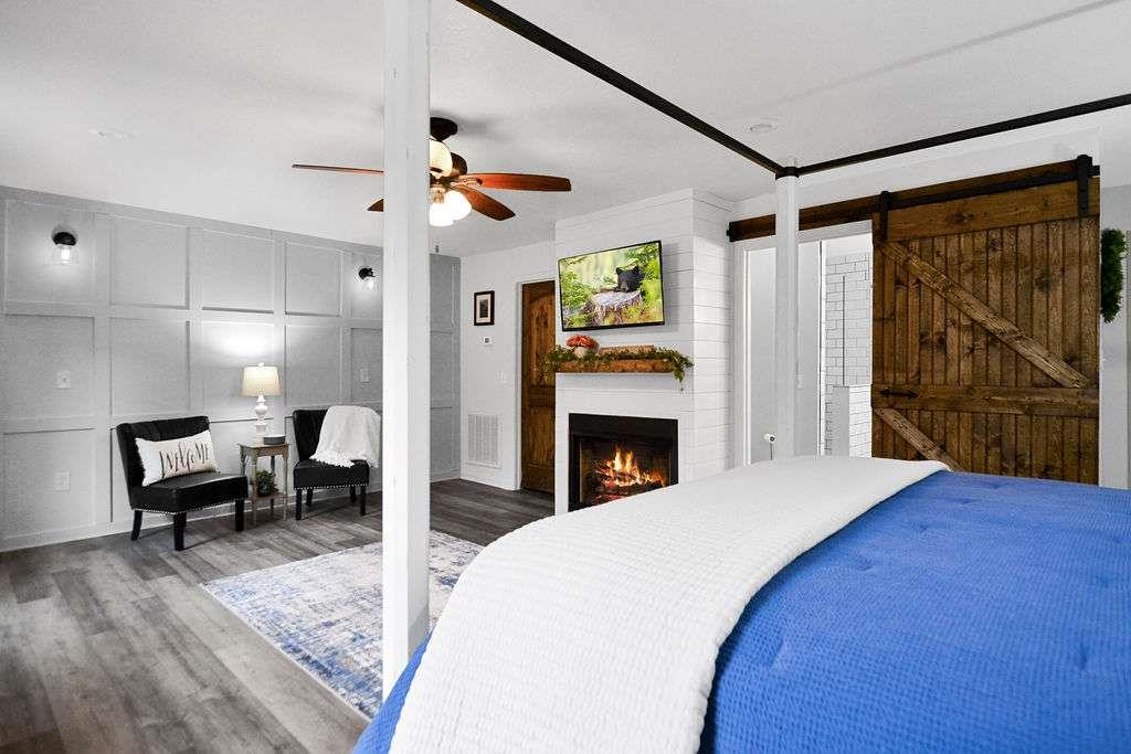 45 Wilderness Trail Blue Ridge, GA 30513 - Photo 39 of 52 a spacious bedroom with a bed and a table