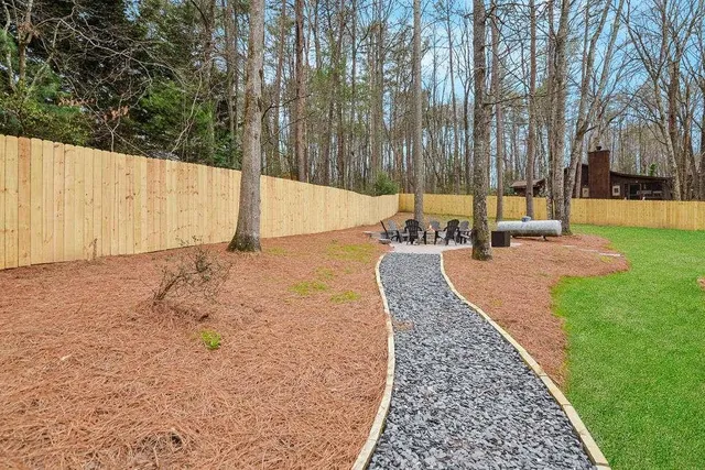 a view of a backyard