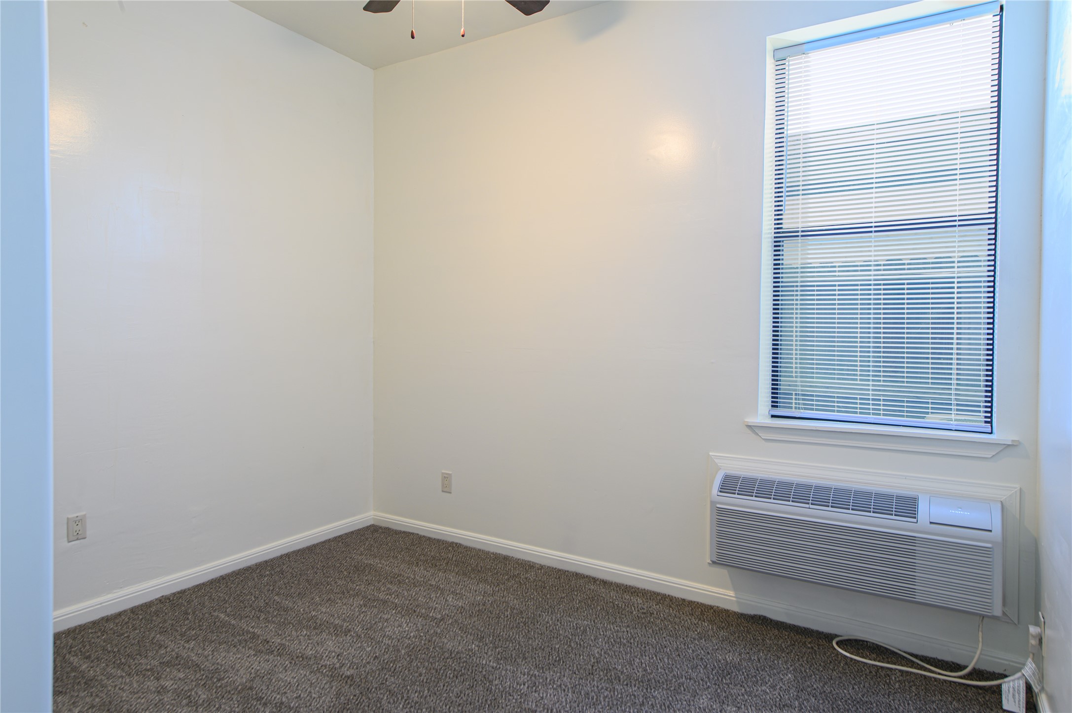 4705 Lyons Avenue, Unit 5 Houston, TX 77020 - Photo 3 of 15 a view of an empty room with a window