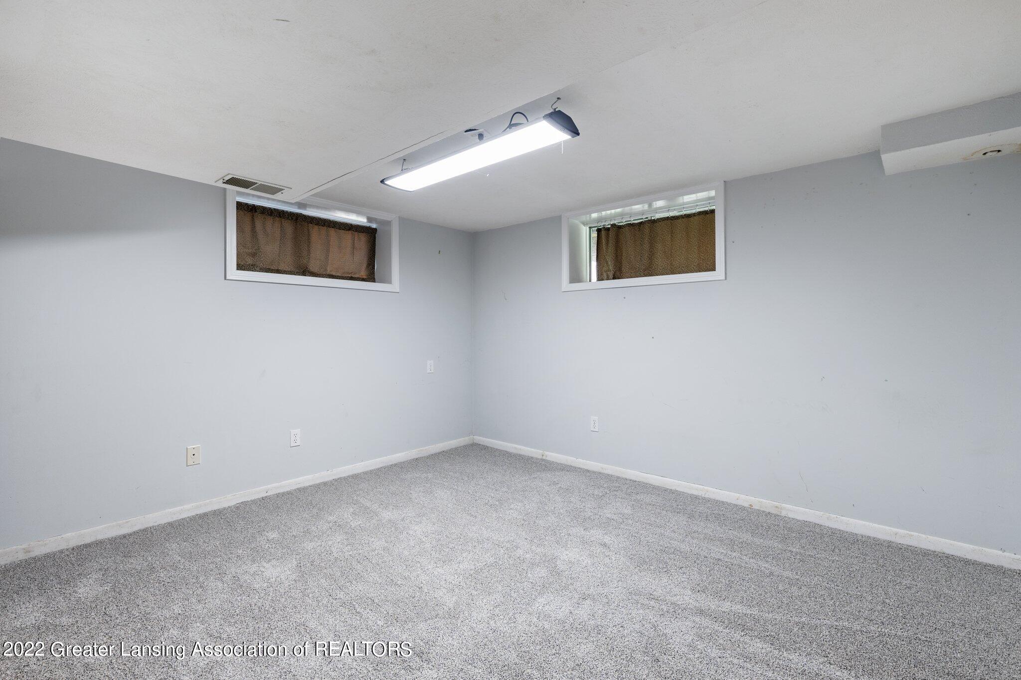 6527 Hilliard Road Lansing, MI 48911 - Photo 29 of 38 34-web-or-mls-0Z4A1573