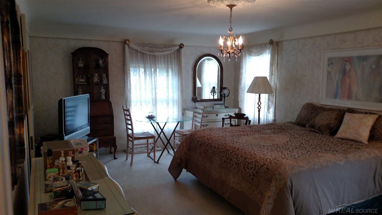 1025 Bishop Road Grosse Pointe, MI 48230 - Photo 11 of 22 31260252-10.JPG