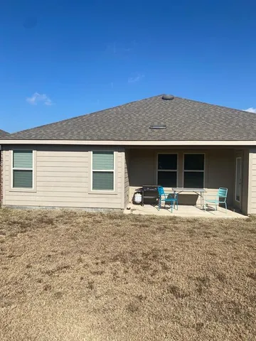 a view of a house with backyard