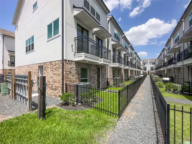 $3,000 | 1276 North Post Oak Road, Unit B, Houston, TX 77055