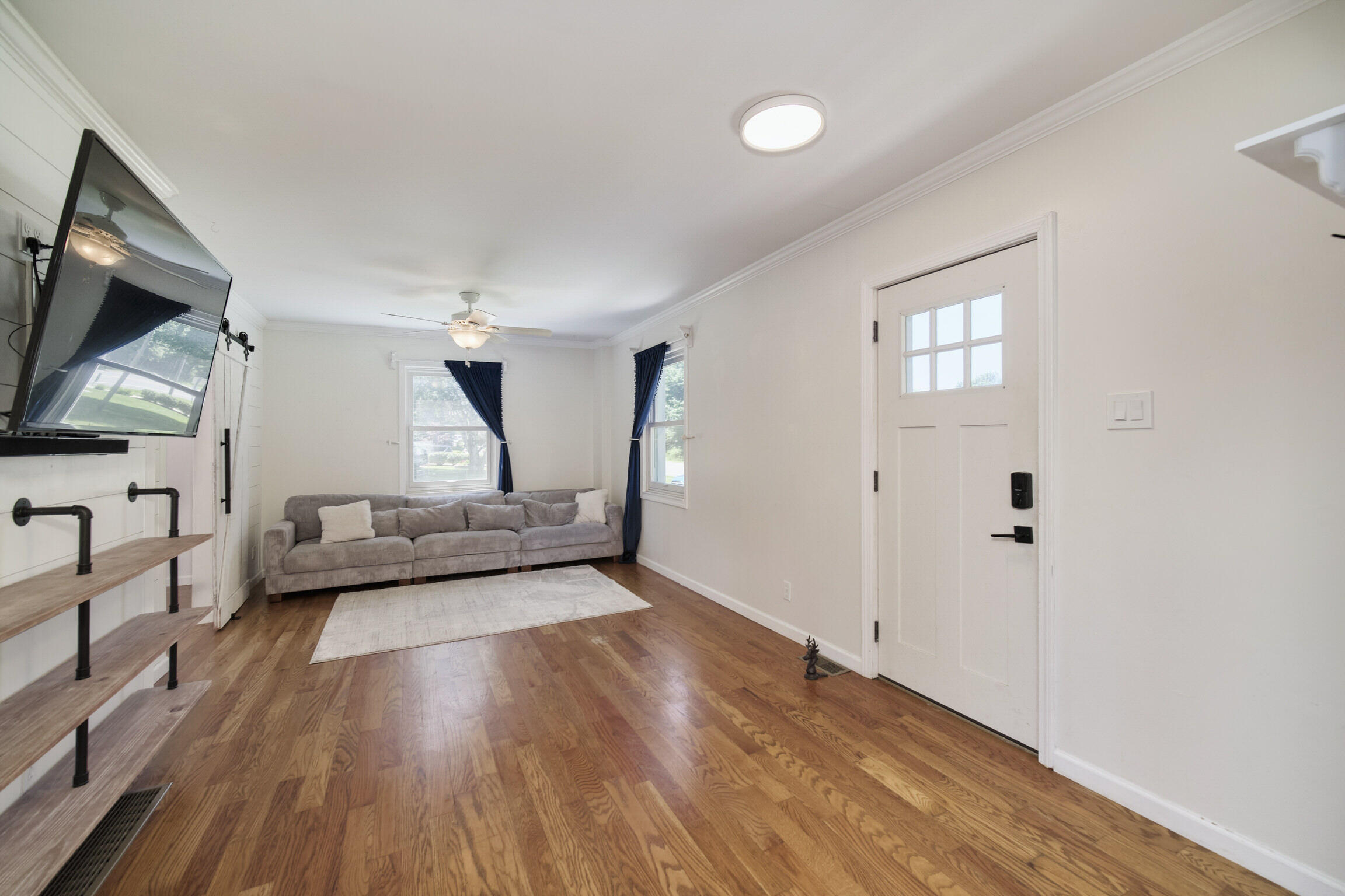 2631 Lakeshore Road Manistee, MI 49660 - Photo 8 of 50 Living Room
