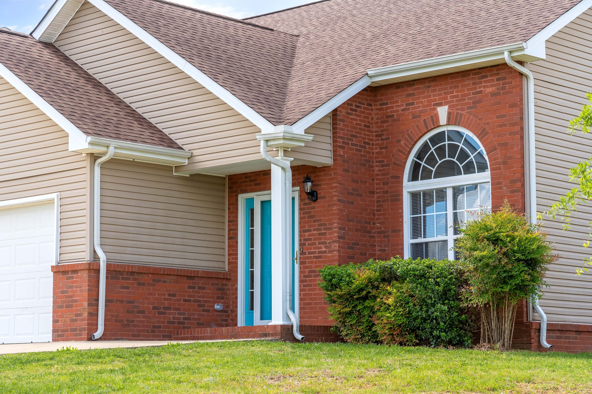 630 Berry Circle Springfield, TN 37172 - Photo 2 of 46 a front view of a house with garden