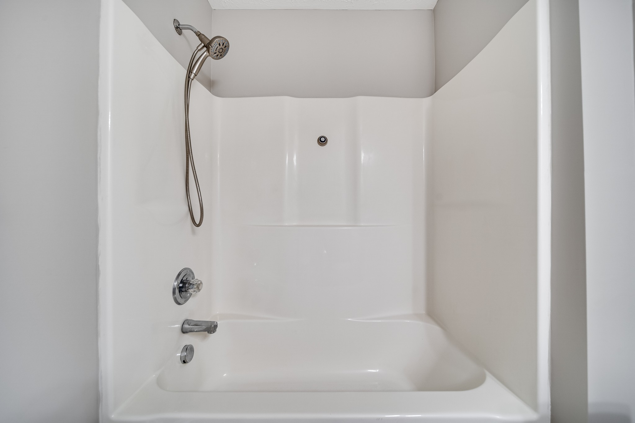 630 Berry Circle Springfield, TN 37172 - Photo 33 of 46 a bathroom with a bathtub