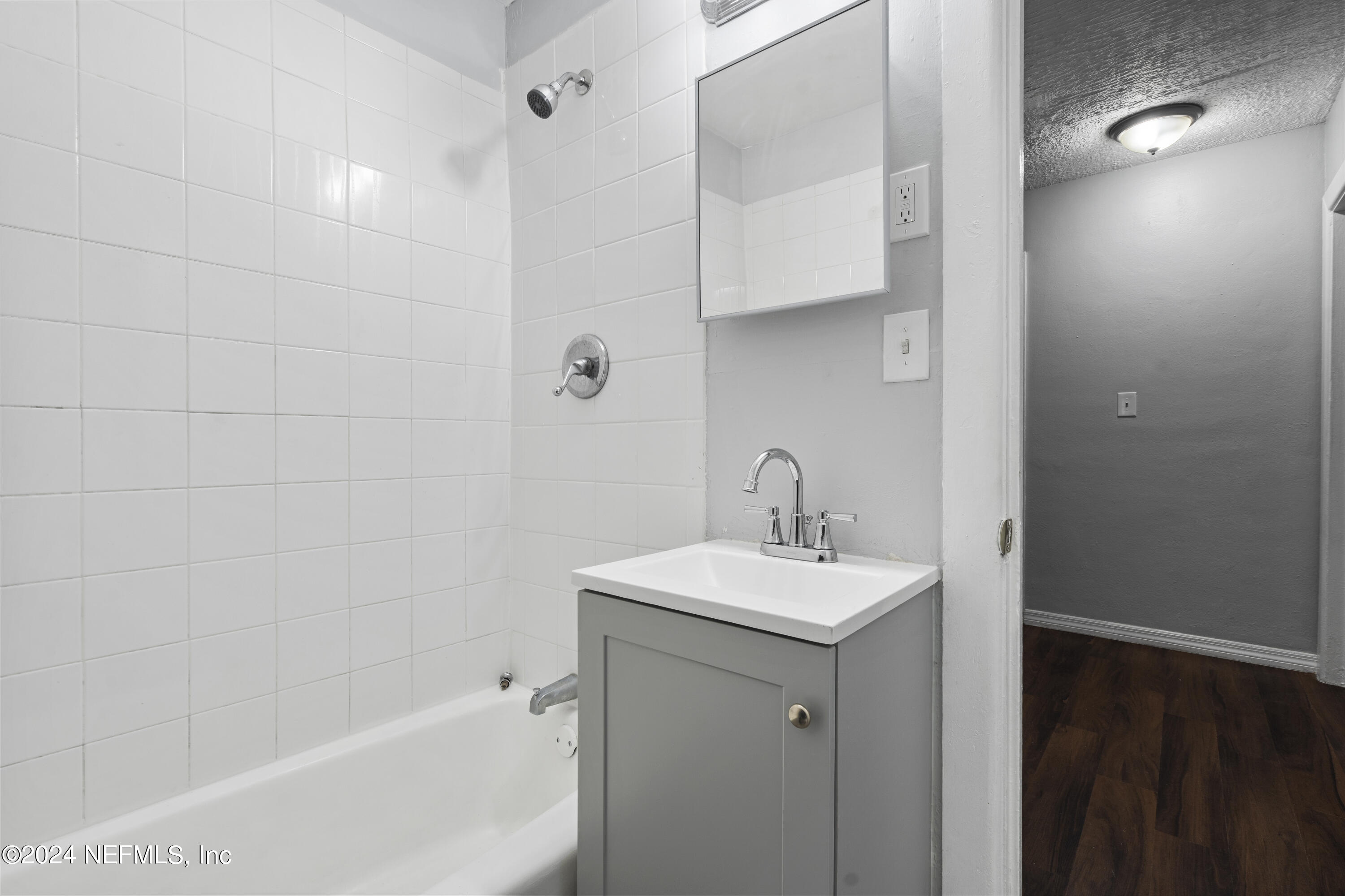 1174 Mohawk Street Jacksonville, FL 32205 - Photo 26 of 33 a bathroom with a sink and a bathtub