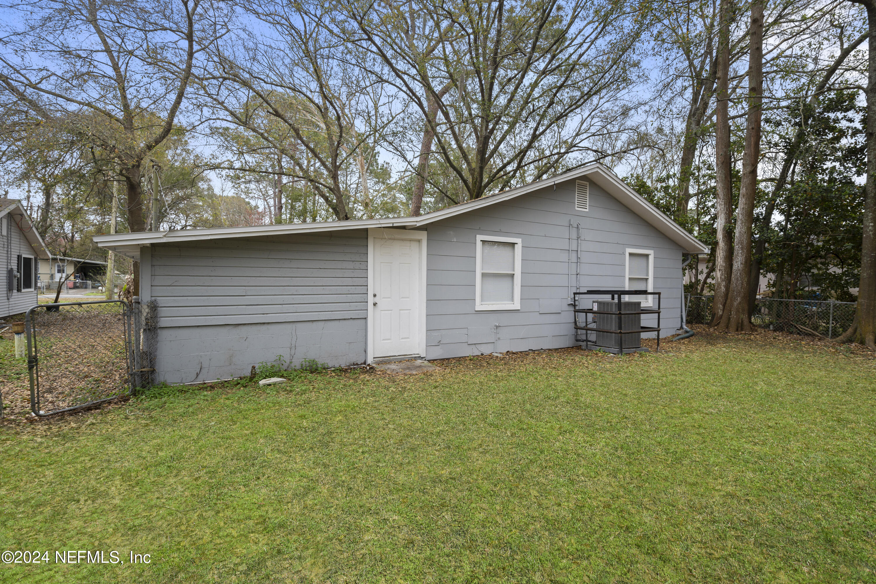 1174 Mohawk Street Jacksonville, FL 32205 - Photo 31 of 33 a front view of house with yard and trees