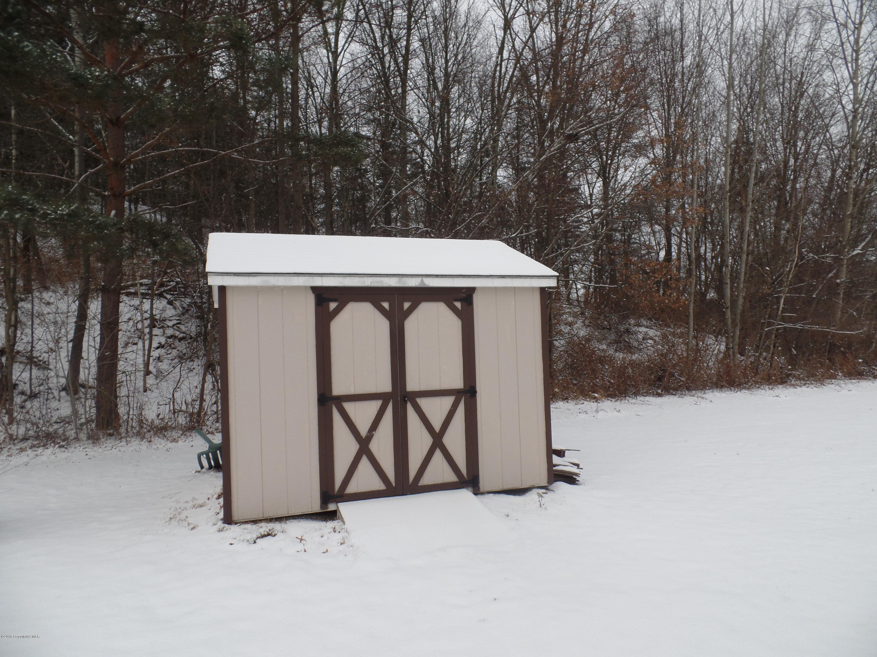 168 Fawn Valley Road Stroudsburg, PA 18360 - Photo 11 of 12 a backyard of a house with table and chairs