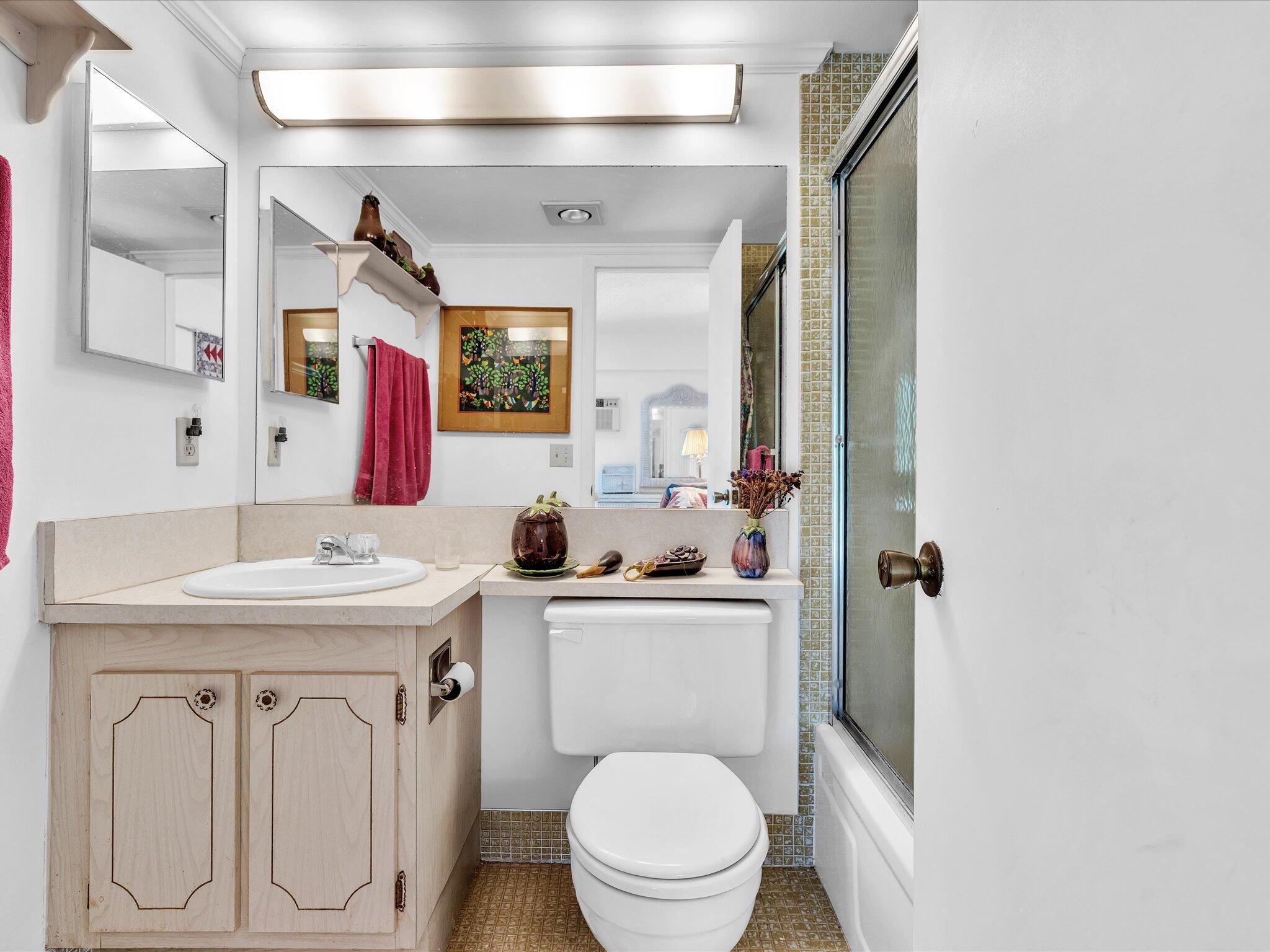 289 Fanshaw Drive, Unit G Boca Raton, FL 33434 - Photo 14 of 39 bathroom