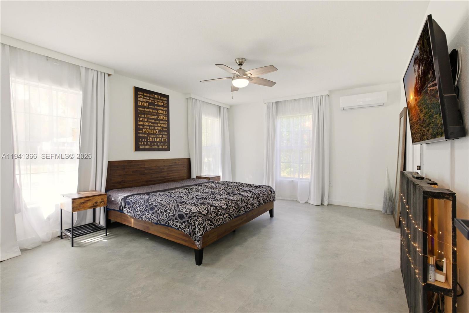 2124 Gardenview Road Sebring, FL 33870 - Photo 19 of 54 a living room with furniture and a flat screen tv