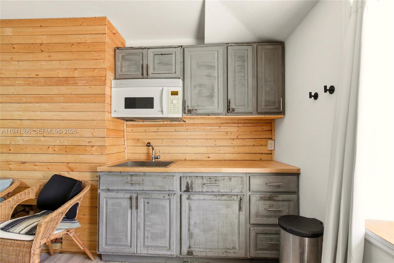 2124 Gardenview Road Sebring, FL 33870 - Photo 35 of 54 a bathroom with a granite countertop sink and a toilet