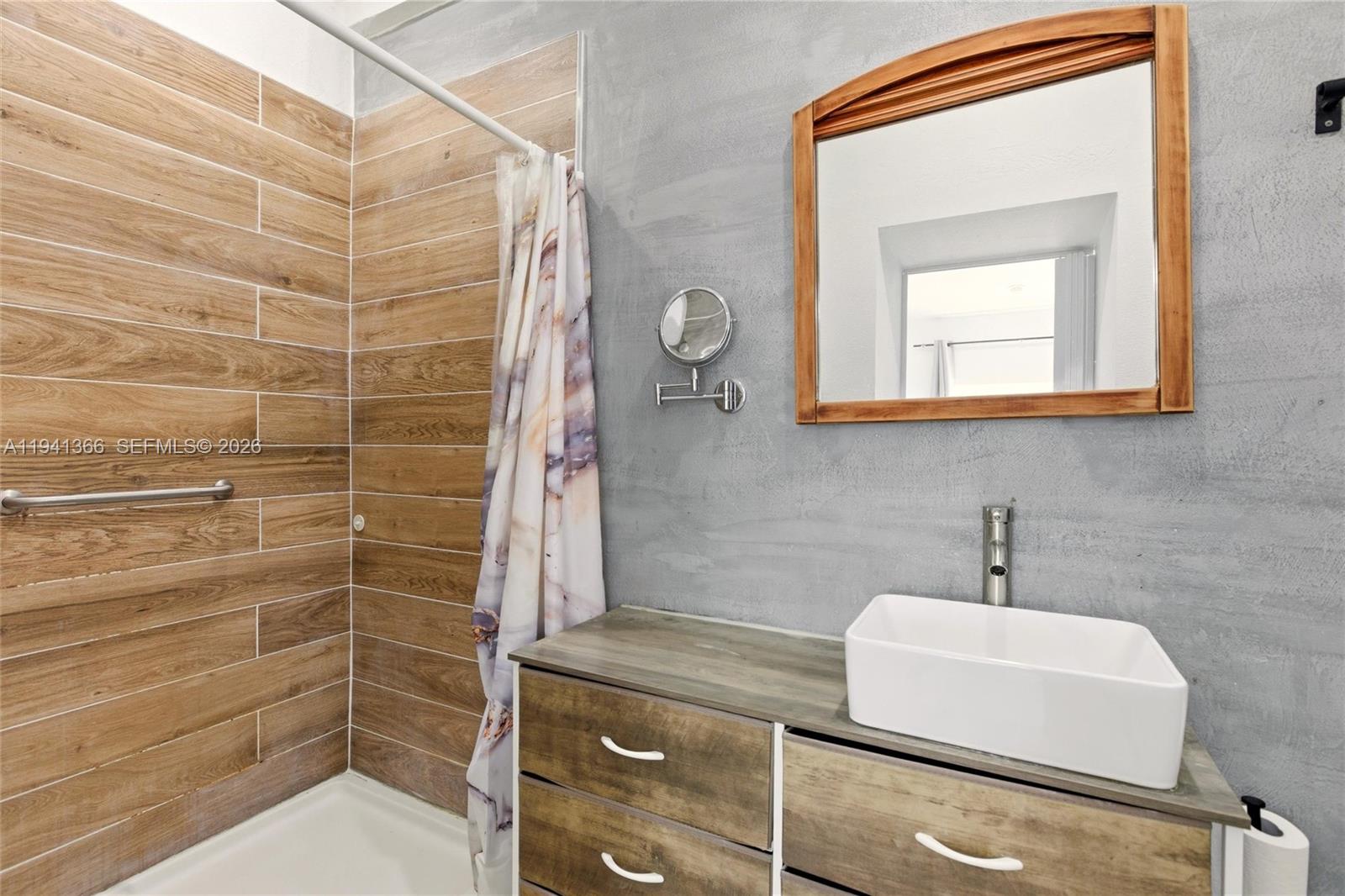 2124 Gardenview Road Sebring, FL 33870 - Photo 41 of 54 a bathroom with a sink and a mirror