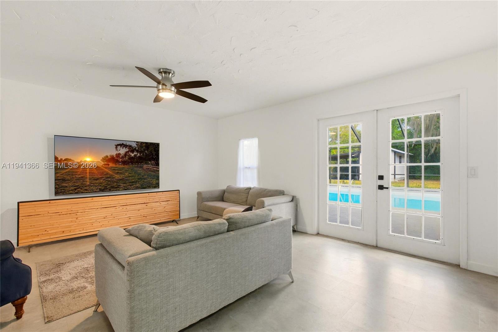 2124 Gardenview Road Sebring, FL 33870 - Photo 5 of 54 a living room with furniture and a flat screen tv