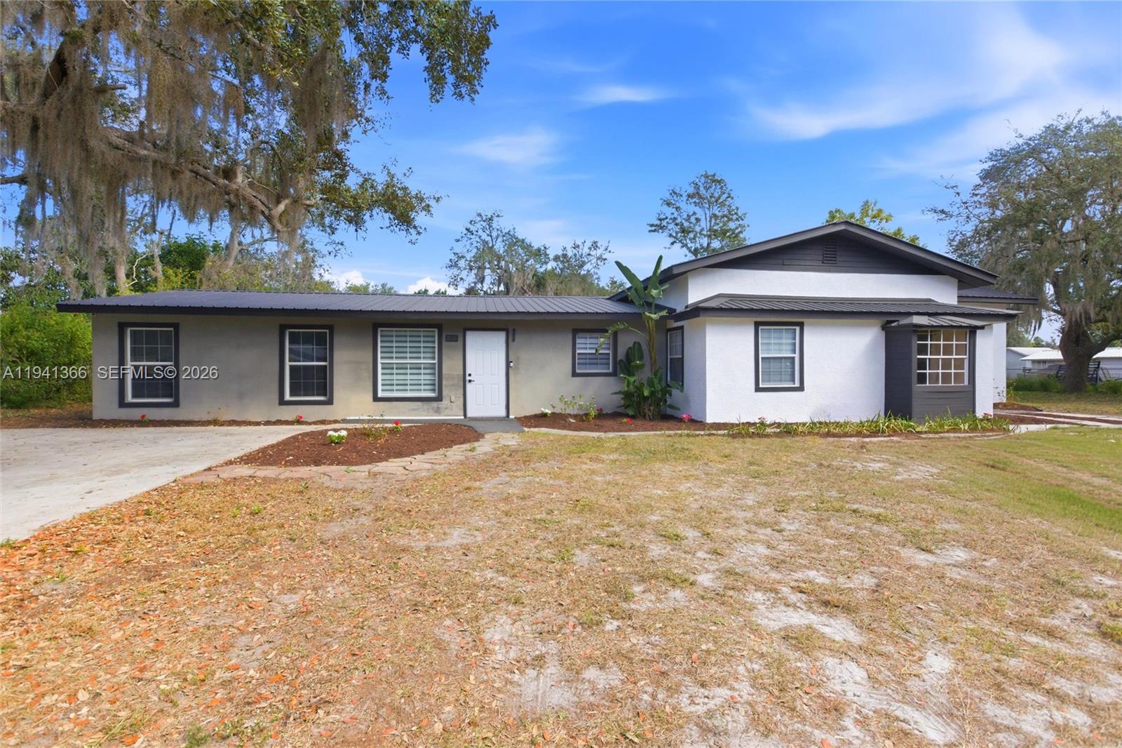 2124 Gardenview Road Sebring, FL 33870 - Photo 51 of 54 a front view of a house with a yard