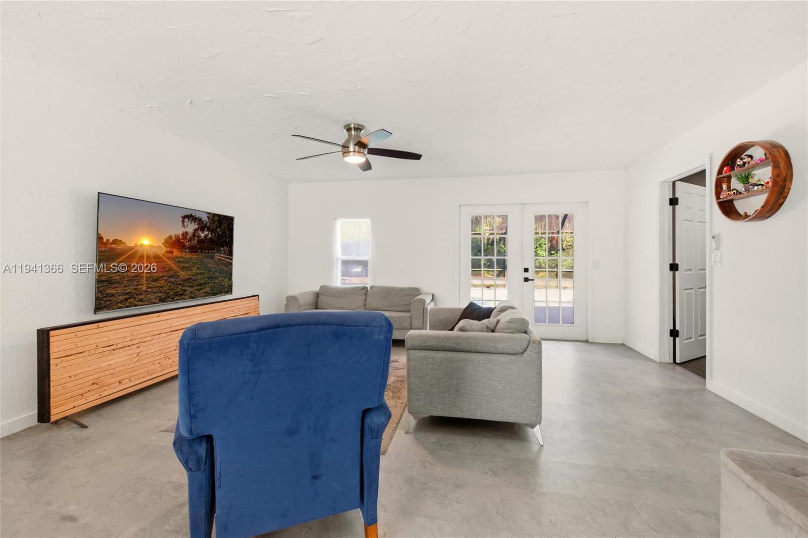 2124 Gardenview Road Sebring, FL 33870 - Photo 6 of 54 a living room with furniture and a flat screen tv