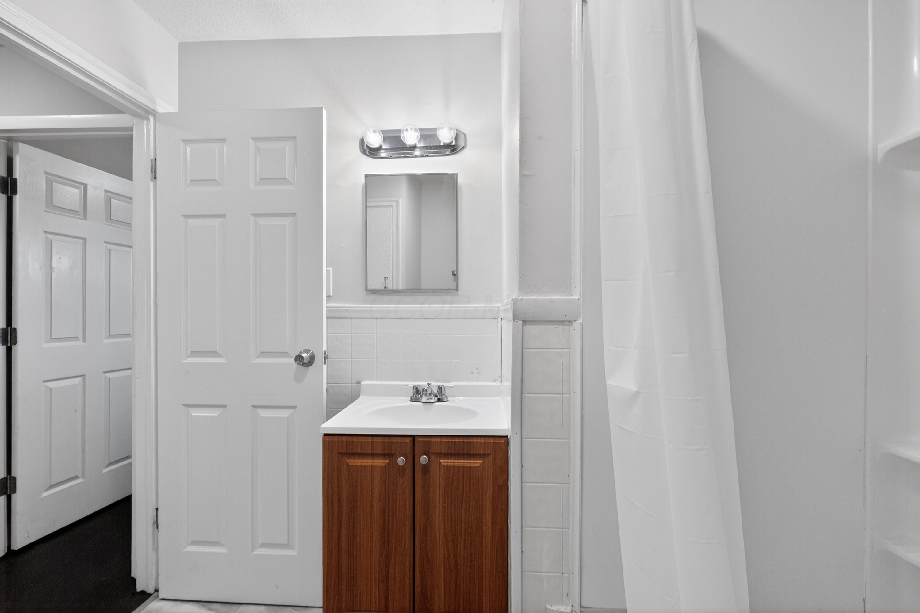 1024 South Kellner Road Columbus, OH 43209 - Photo 13 of 15 13_1024_S_Kellner_Rd-Bathroom-r-21