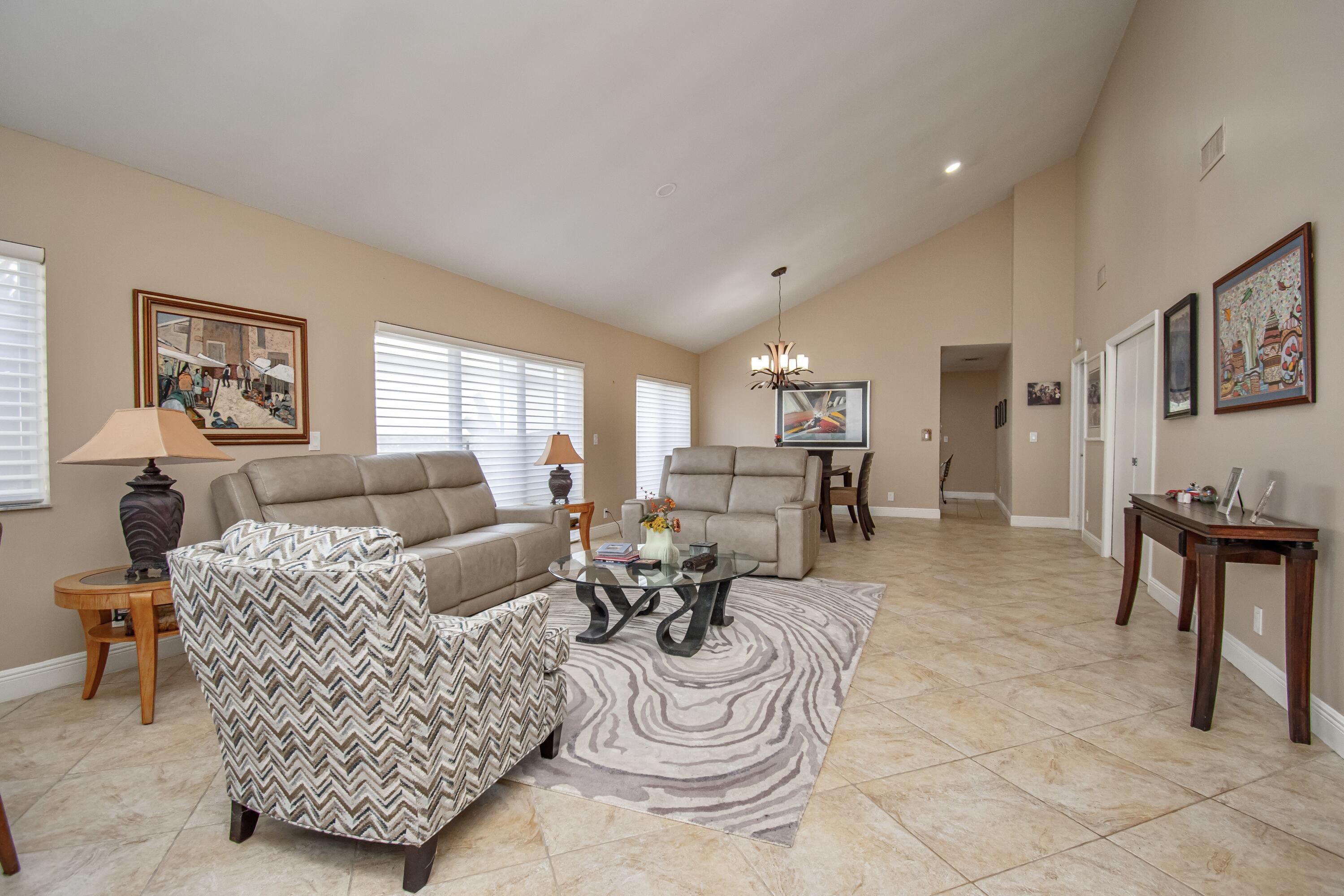 7566 Martinique Boulevard Boca Raton, FL 33433 - Photo 4 of 31 E56A44D0-37C1-4E6F-9B4C-AD9D7A7A6A17