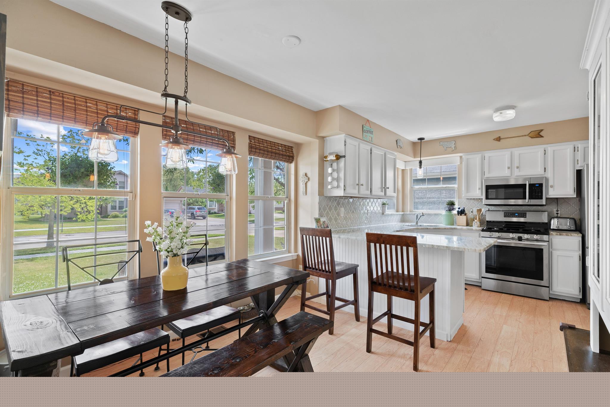 44638 Ridgefield Road Canton, MI 48188 - Photo 4 of 21 VIEW FROM DR TO KITCHEN