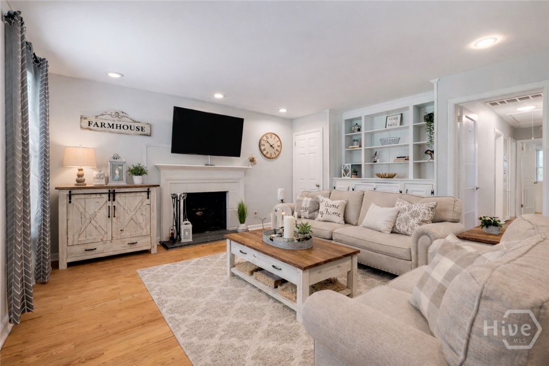 4 Hopecrest Avenue Savannah, GA 31406 - Photo 2 of 38 virtually staged living room