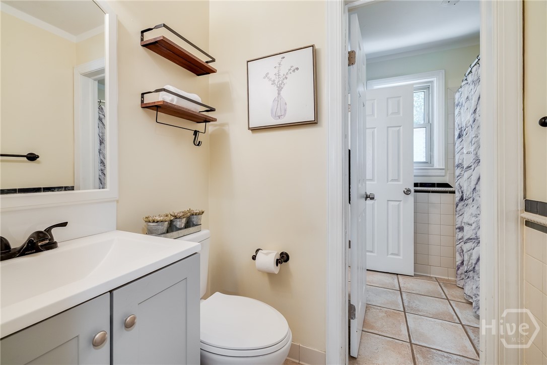 4 Hopecrest Avenue Savannah, GA 31406 - Photo 23 of 38 full bath and half bath in hall