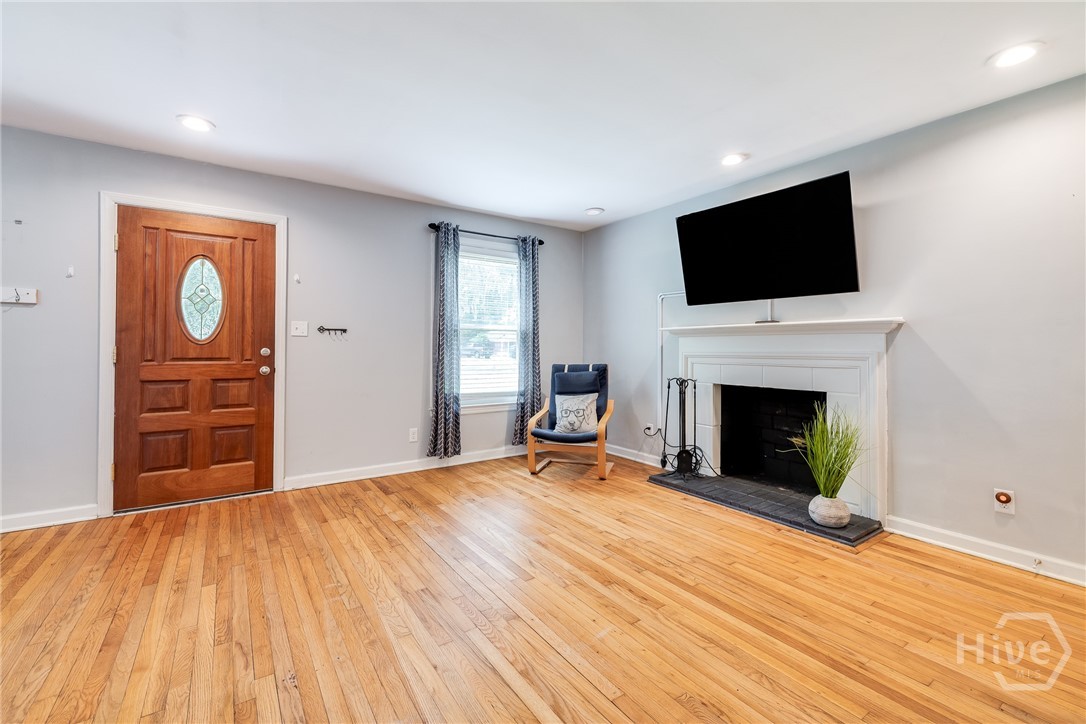 4 Hopecrest Avenue Savannah, GA 31406 - Photo 7 of 38 living room