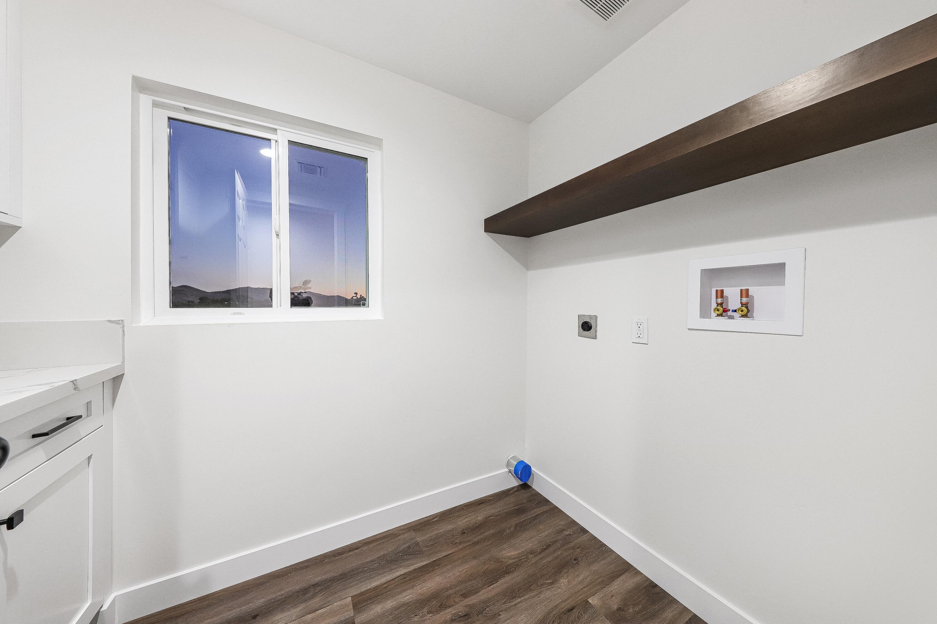 6532 Backus Road Mojave, CA 93501 - Photo 17 of 60 Laundry Room