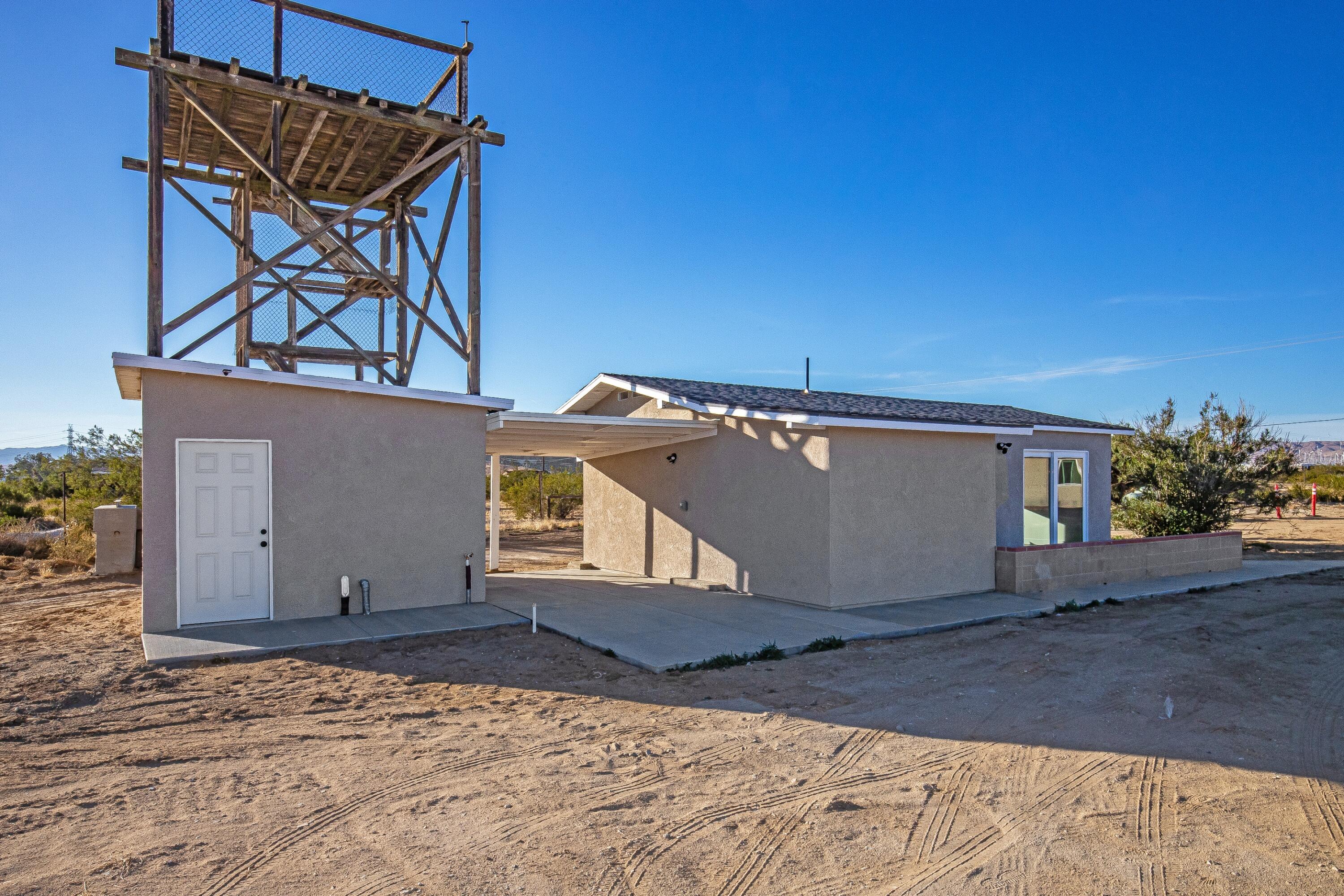 6532 Backus Road Mojave, CA 93501 - Photo 43 of 60 Guest house carport & utility room