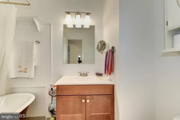 $3,650 | 317 East Nelson Avenue, Alexandria, VA 22301