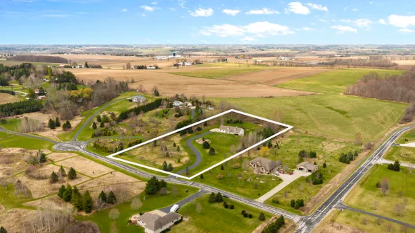 $749,900 | 7475 Country View Lane, West Bend, WI 53090