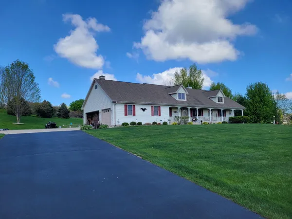 $749,900 | 7475 Country View Lane, West Bend, WI 53090