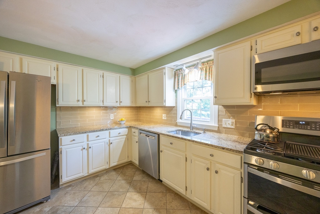 165 Roundtop Road Marlborough, MA 01752 - Photo 11 of 32