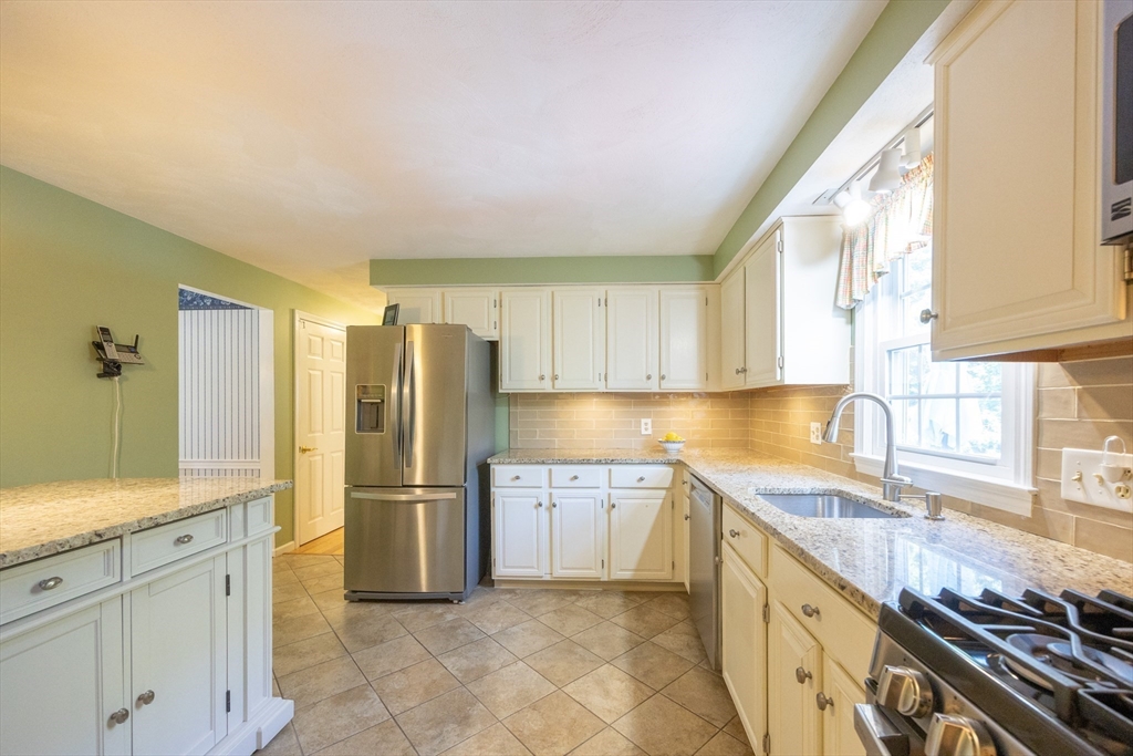 165 Roundtop Road Marlborough, MA 01752 - Photo 12 of 32