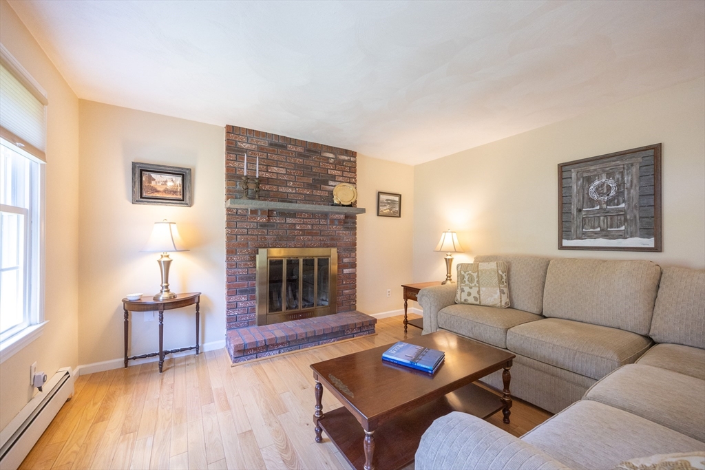 165 Roundtop Road Marlborough, MA 01752 - Photo 4 of 32