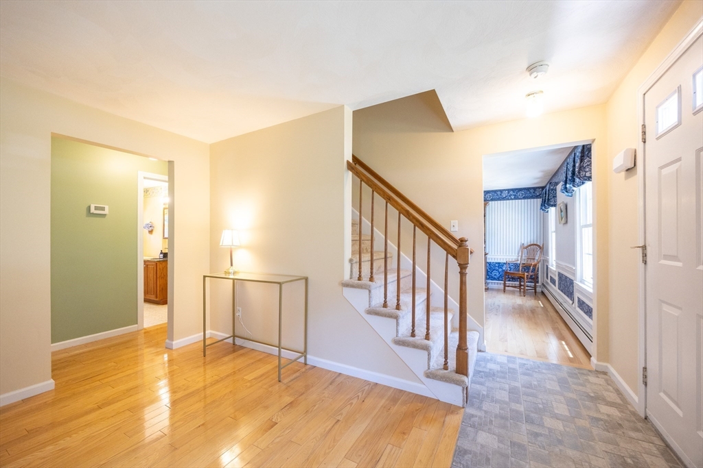 165 Roundtop Road Marlborough, MA 01752 - Photo 5 of 32