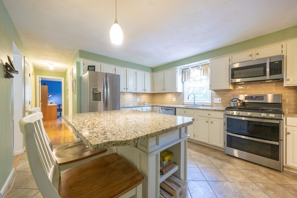 165 Roundtop Road Marlborough, MA 01752 - Photo 8 of 32