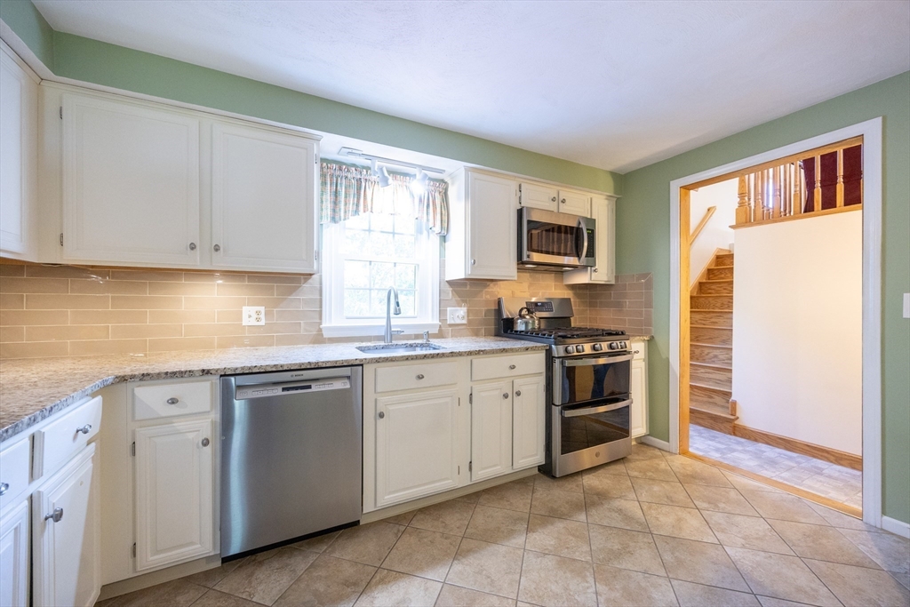 165 Roundtop Road Marlborough, MA 01752 - Photo 9 of 32