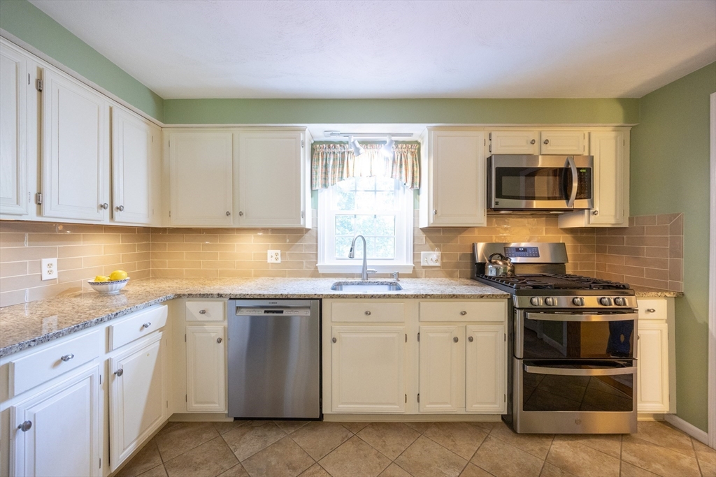 165 Roundtop Road Marlborough, MA 01752 - Photo 10 of 32