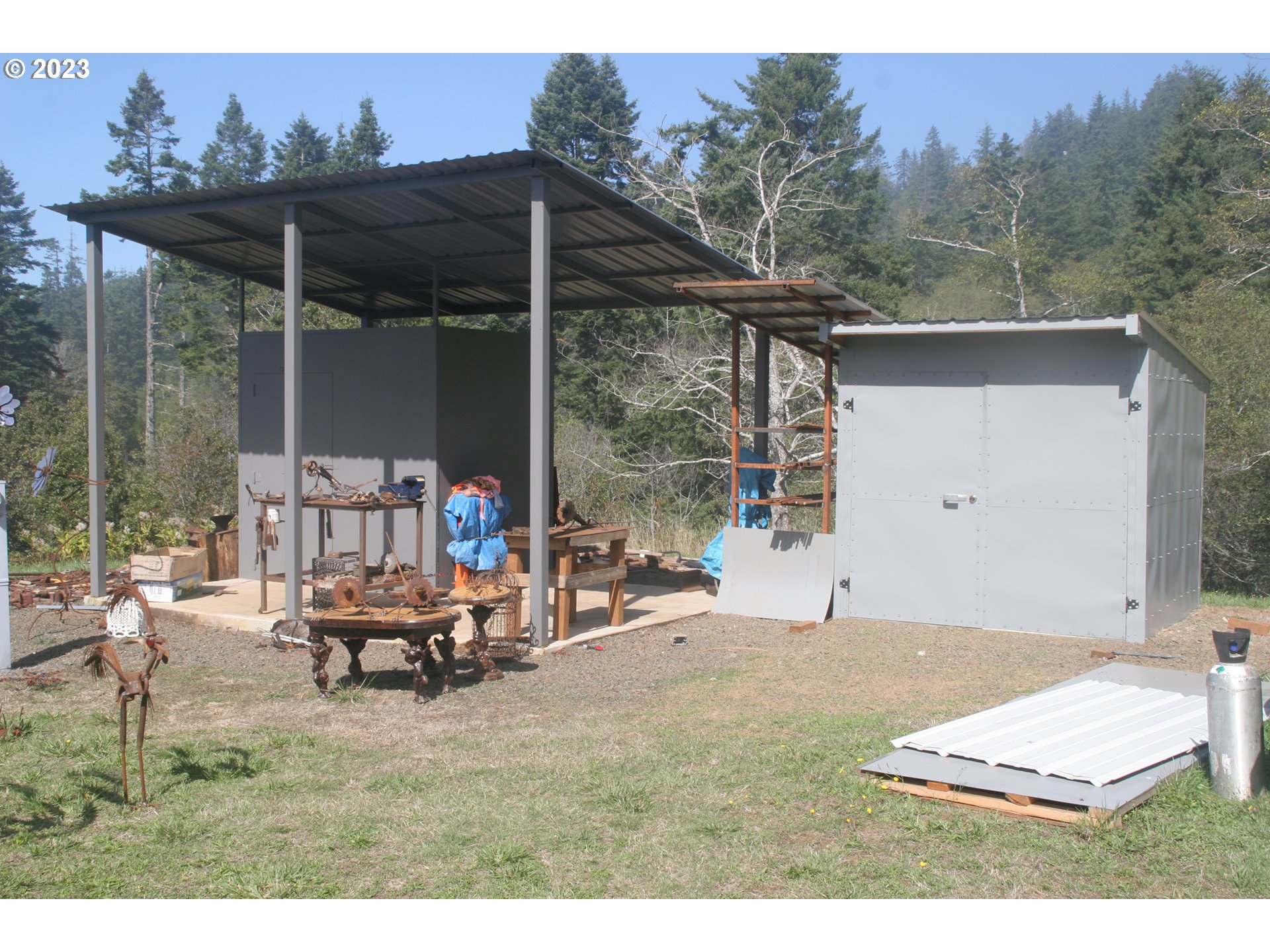 35606 Coy Creek Road Gold Beach, OR 97444 - Photo 39 of 48 a backyard of a house with table and chairs