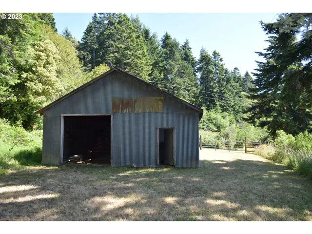 a view of a yard in front of house