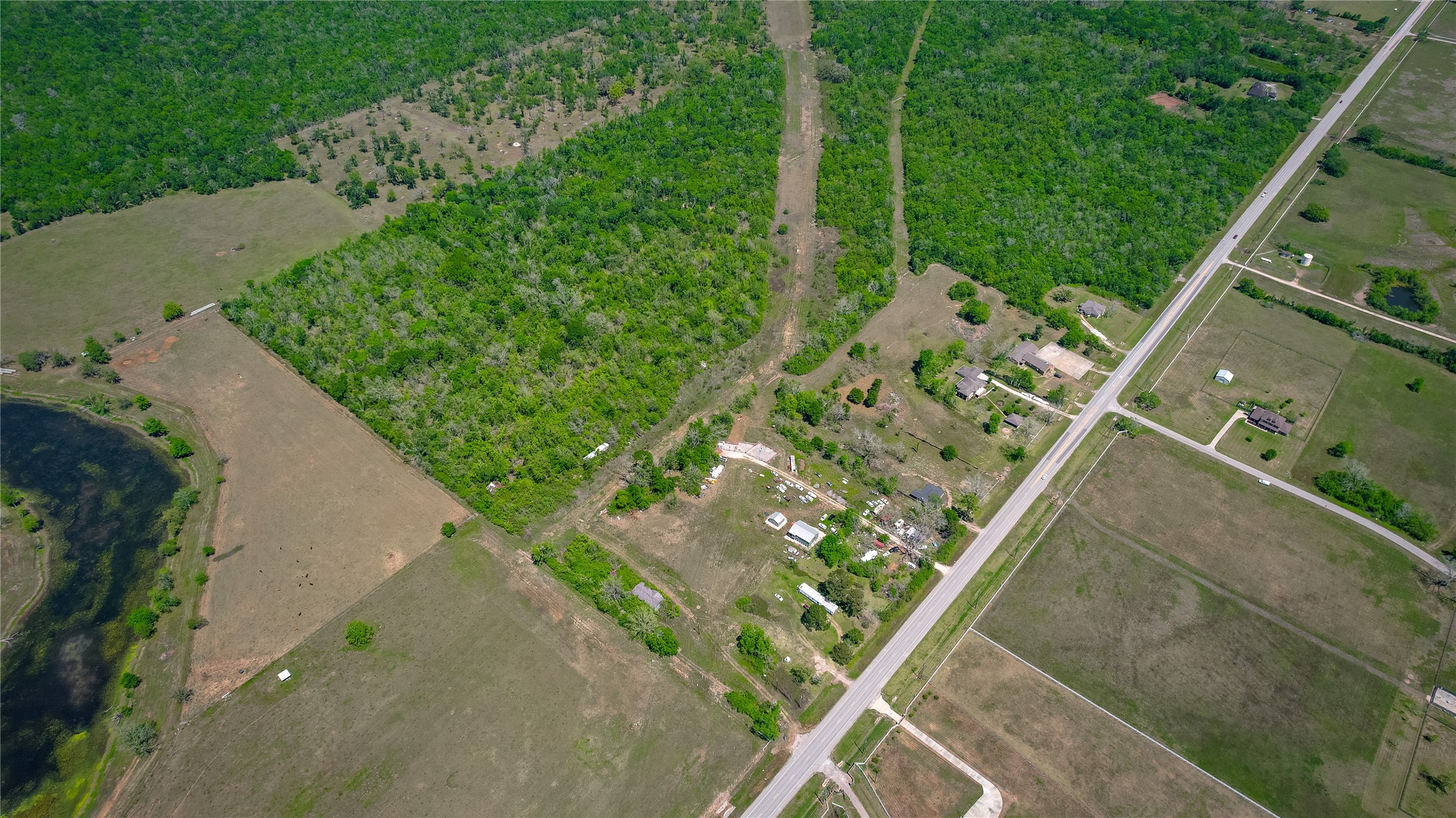 2932 West Farm To Market 1462 Rosharon, TX 77583 - Photo 12 of 20 a view of a backyard with plants