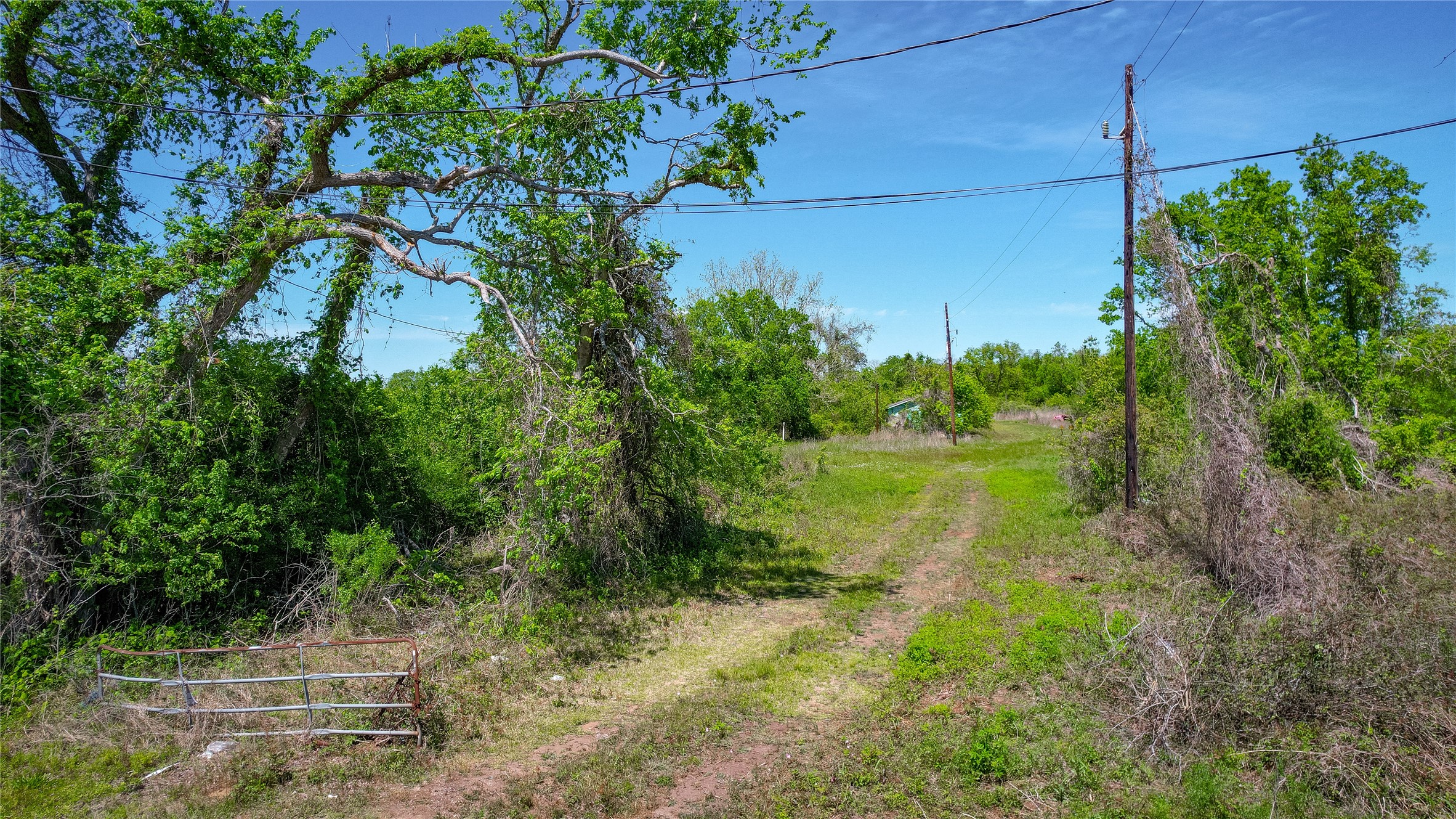 2932 West Farm To Market 1462 Rosharon, TX 77583 - Photo 18 of 20 a view of a lake with a house