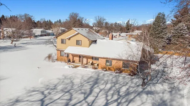 $440,000 | 1633 Majon Drive, Highland, MI 48356