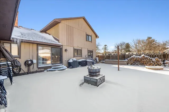 $440,000 | 1633 Majon Drive, Highland, MI 48356