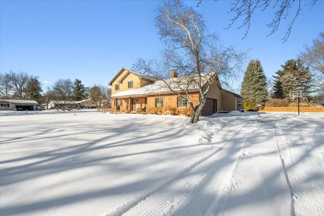 $440,000 | 1633 Majon Drive, Highland, MI 48356