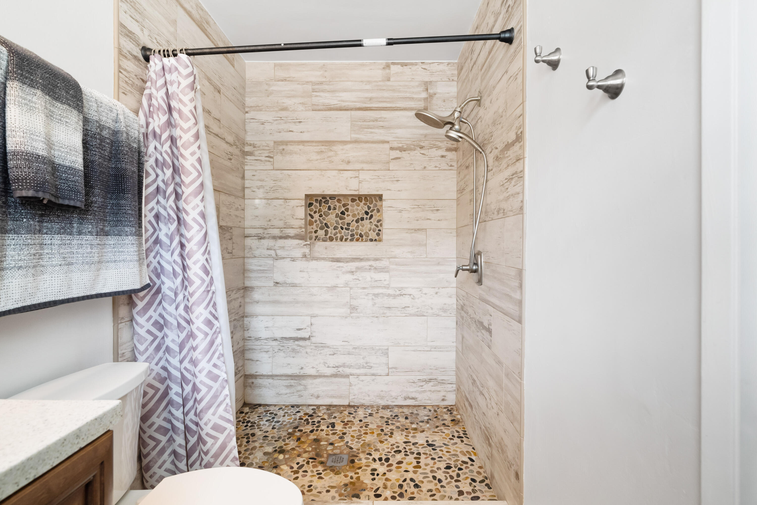 8113 Placer Road Redding, CA 96001 - Photo 14 of 41 Primary Bathroom